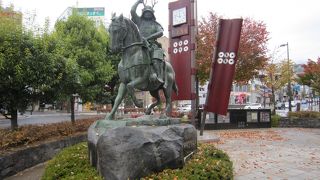 駅前で迎えてくれます。青年期で若武者の姿だそうです