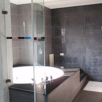 お部屋の半分は洗面所、バス、シャワ−ブ-ス。窓があります。