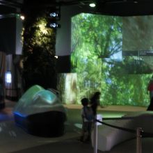 プロジェクションマッピングされた館内