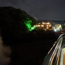 湯けむりのたつ霧島温泉街の夜景