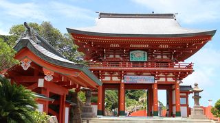 洞窟の中に朱塗りの色鮮やかな御本殿