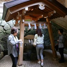 「薬水」を汲む人々