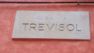 可愛い民家が立ち並ぶ中世の街並み