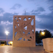 ロヴィニ港の眼前に建つ戦没記念碑 