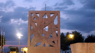 ロヴィニ港の眼前に建つ戦没記念碑 