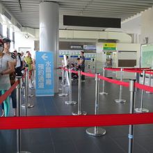 水晶タイプに乗る人の行列