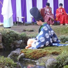 せせらぎを流れる杯に注目！