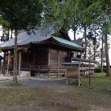 天守台の横に建つ青山神社