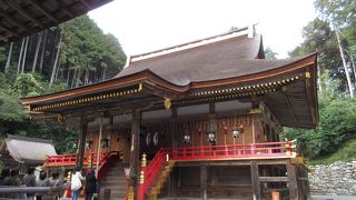 東と西に別れた大きな神社。