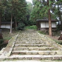 この階段の先には金大巌というこの神社のご神体が…徒歩約30分