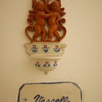 部屋名を掲げるドア前のプレート