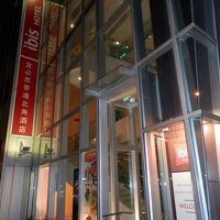 ビルは細長くロビーは２階でした