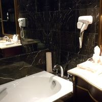 ハンドシャワーのあるシャワーブースとバスタブが別です