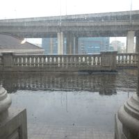 窓のガラスは曇っています。高速道路しか見えない雨の日の眺望。