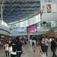 近代的で大きな駅構内でした。