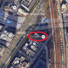 日比谷神社は、第一京浜と環状２号線通りの交差点にあります。