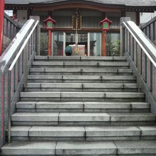 本殿に至るまでには、階段があります。奥に本殿が見えます。