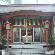 日比谷神社の本殿です。周囲の喧騒の中でも、静寂の空間です。