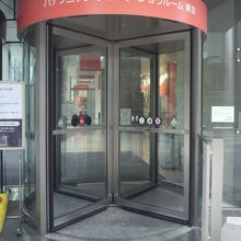 地上階にあるリビングショールームの入口玄関の様子です。