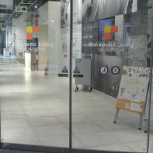 入口からリビングショールームの内部を見た様子です。