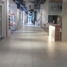 リビングショールームの内部の様子です。広いスペースです。