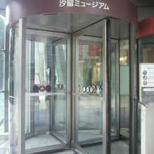 パナソニック汐留ミュージアムとの表示のある回転式の入口です。