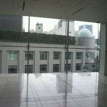 ４階のフロアです。右に旧新橋停車場の屋根の一部が見えています