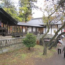 真田井戸を見ている観光客