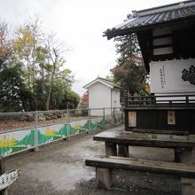 左手方面への案内板