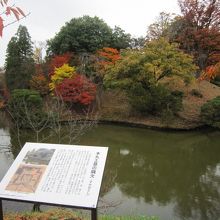 隅落としと説明板