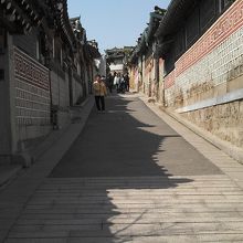 嘉会洞路地の両側に韓国の伝統家屋が並ぶ♪
