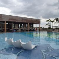 プールエリア・併設バー