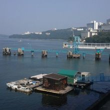 鳥羽湾の明るい海とホテルのそびえる山の光景