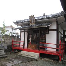 不動堂と稲荷神社