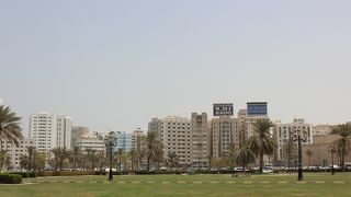 広いですが日差しを遮るところがない。