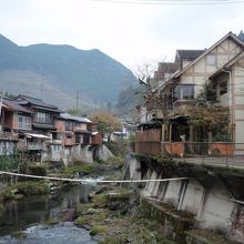 右の建物が鶴水荘