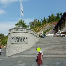 鍾乳洞入り口前、階段を上った先に洞の入り口があります