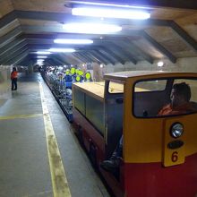 洞内を走るトロッコ列車は屋根がありません