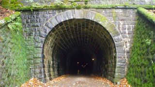 車でトンネルを通過！