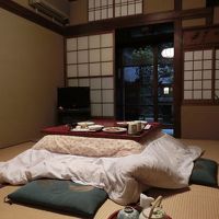 坪庭も見える部屋で、炬燵に入りながら食事です