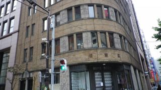 新橋駅徒歩3分ほどの場所にあるレトロな建物