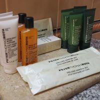 アメニティは基本的なもののみ。歯ブラシもあります。