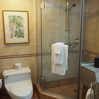 シャワールームはバスタブと別です。外に結構水漏れします