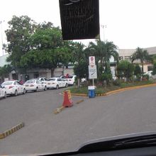 タクシーが数珠つなぎです。おかげで街中では拾いにくいこと。