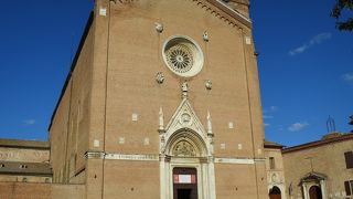シエナ北東部の大きな教会