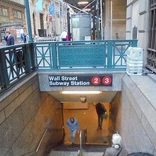 地下鉄入り口。何線か明記されています