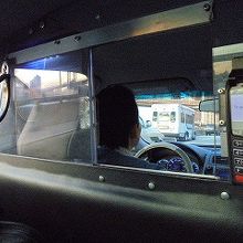 タクシー後部座席。運転席とは間仕切りがあります。