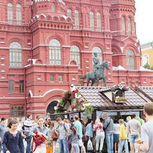 週末を過ごす人々で賑わっていました