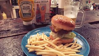 店内はカウンター席のみの小さなバーガーショップ