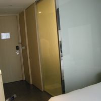 バスルームはロールカーテンを降ろせば部屋から見えません